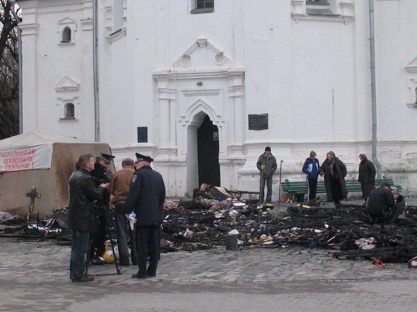 У Чернігові згорів намет біля Катерининської церкви (офіційна версія)