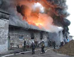 У Донецьку неуважність до правил пожбезпеки знищила меблевий цех. Фото