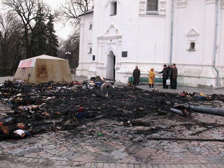 У Чернігові біля Катерининської церкви згорів намет УПЦ Московської церкви. Фоторепортаж