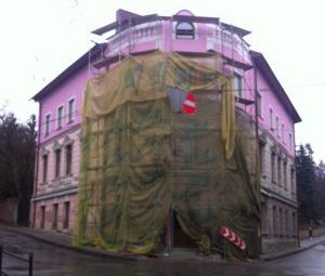 У центрі Тернополя спотворили історичну будівлю. Фотофакт