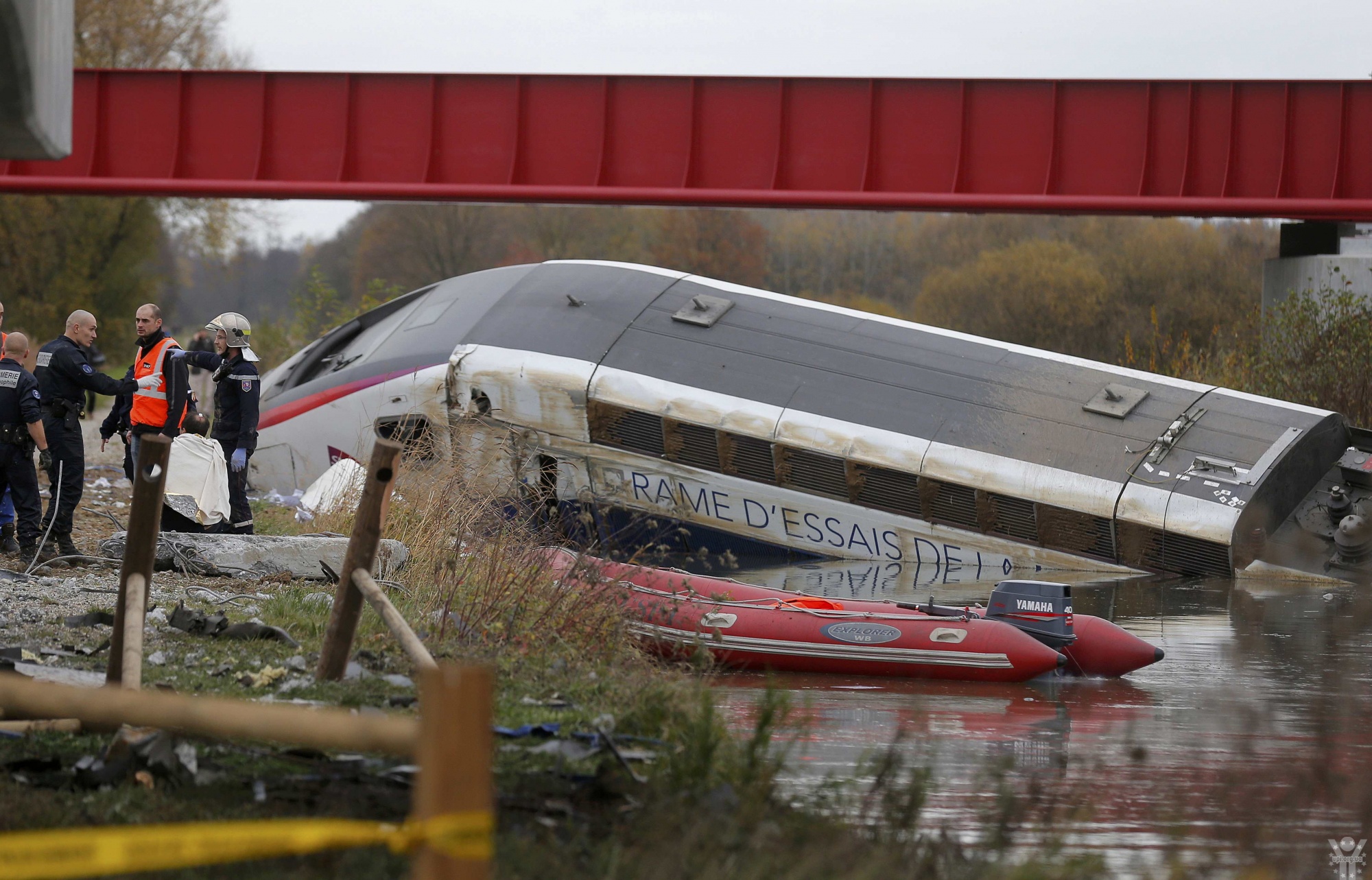 У Франції швидкісний потяг зійшов із рейок. 10 загиблих і 5 зниклих безвісти