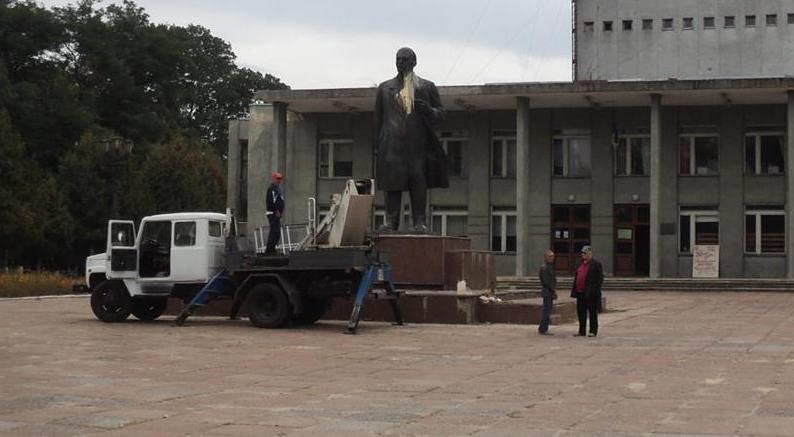 Яка доля чекає на памятник Леніна у Новгороді-Сіверському? (ВІДЕО)