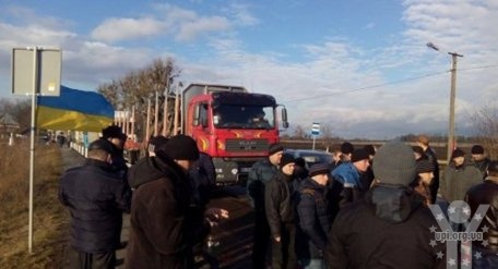 Транзит російських вантажівок через Україну заборонено