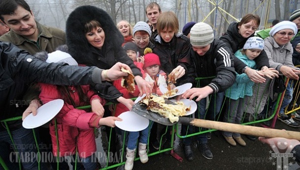 У Росії чиновникам заборонили на Масляну годувати людей з лопат :)