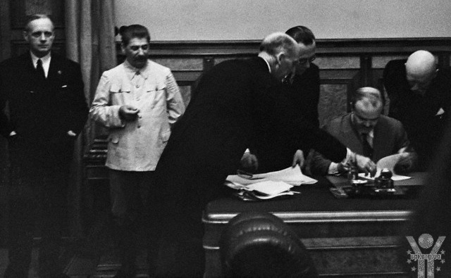 23 серпня. Підписано пакт Молотова – Ріббентропа (1939)
