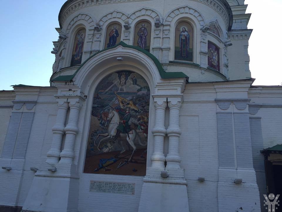 Картина на церкві, як кінь Петра I топче український прапор (ФОТОФАКТ)
