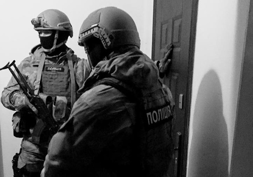 У Затоці Одеської області силовики проводять обшуки й затримання чиновників-злочинців