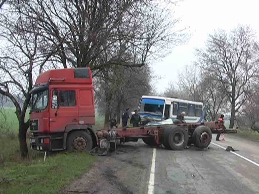 На Дніпропетровщині в дорожньо-транспортній пригоді постраждало семеро людей. Фото