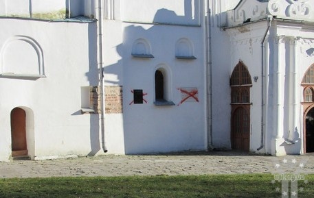 Меморіальну дошку про «возз’єднання» тимчасово демонтовано із Спаського собору