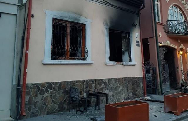 В Ужгороді вночі підпалили офіс угорського союзу. Провокація?