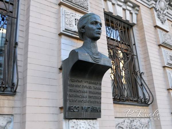 Бюст Лесі Українки викрадено із фасаду музею в Києві