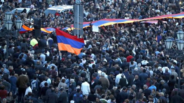 Після масових протестів прем'єр-міністр Вірменії пішов у відставку