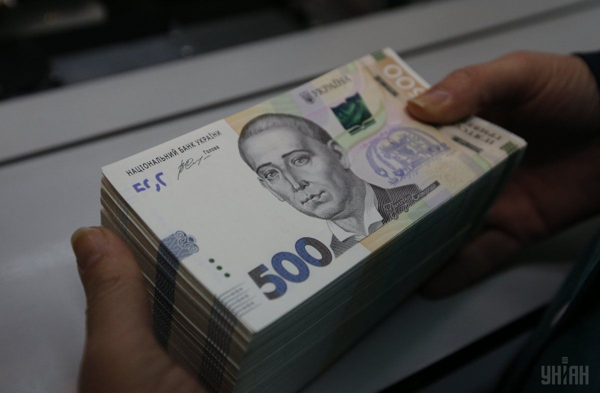 Середня зарплата в Україні за рік зросла до 7828 гривень