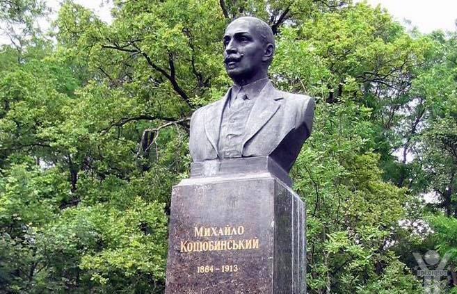 Вкрадені погруддя пам'ятників Коцюбинському та Пушкіну знову на своїх місцях