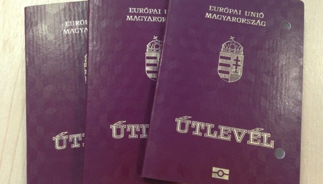На Закарпатті українцям видають угорські паспорти під присягу та шампанське