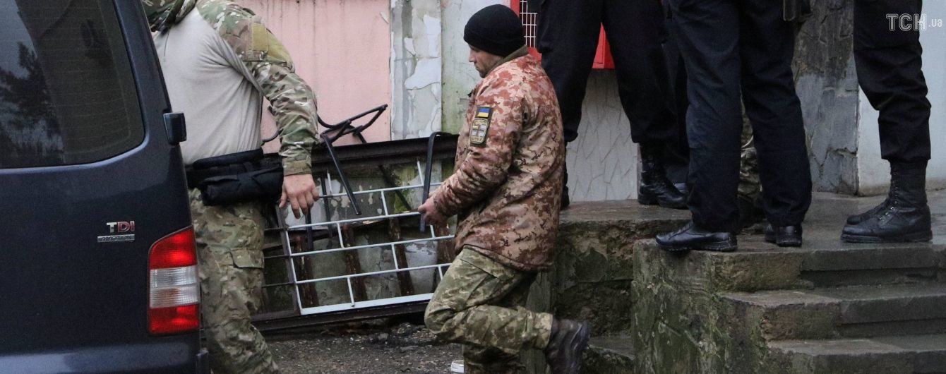Українським морякам, яких захопили російські окупанти, в СІЗО допомагають російські арештанти
