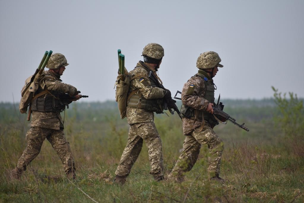 Порошенко на Чернігівщині: Воєнний стан не передбачає наступальних дій української армії