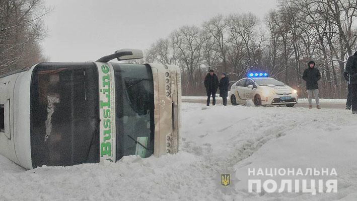 На Чернігівщині перекинувся автобус, постраждали троє людей. Фото