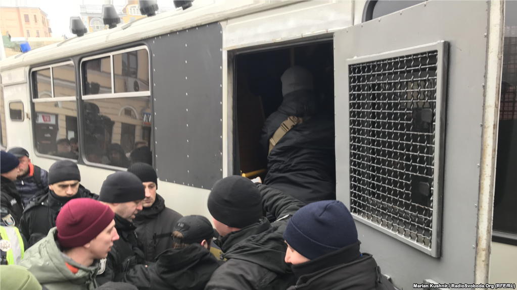 Аваков звинувачує виборчі штаби, Тимошенко – Порошенка, а поліція почала акцію «Я – Бандера!»