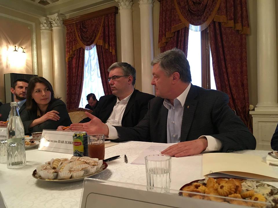 Президент Петро Порошенко зустрівся з представниками громадських організацій, був реальний діалог