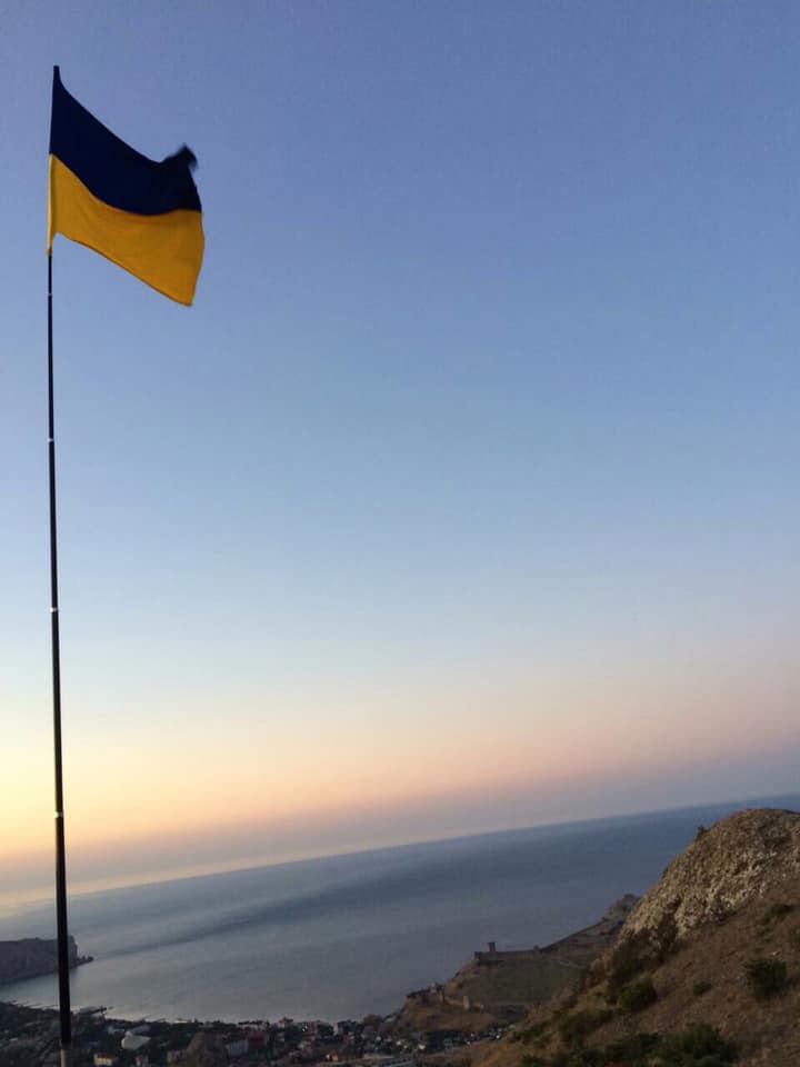 У Криму місцеві патріоти підняли державний прапор України