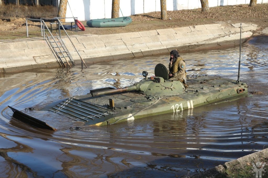 В Десні піхотинці вчилися долати водну перешкоду в екстремальних умовах