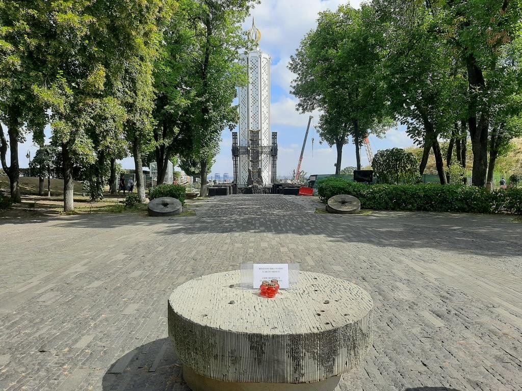 Вандали намагалися зруйнувати скульптуру дівчинки з колосками біля Музею Голодомору в Києві