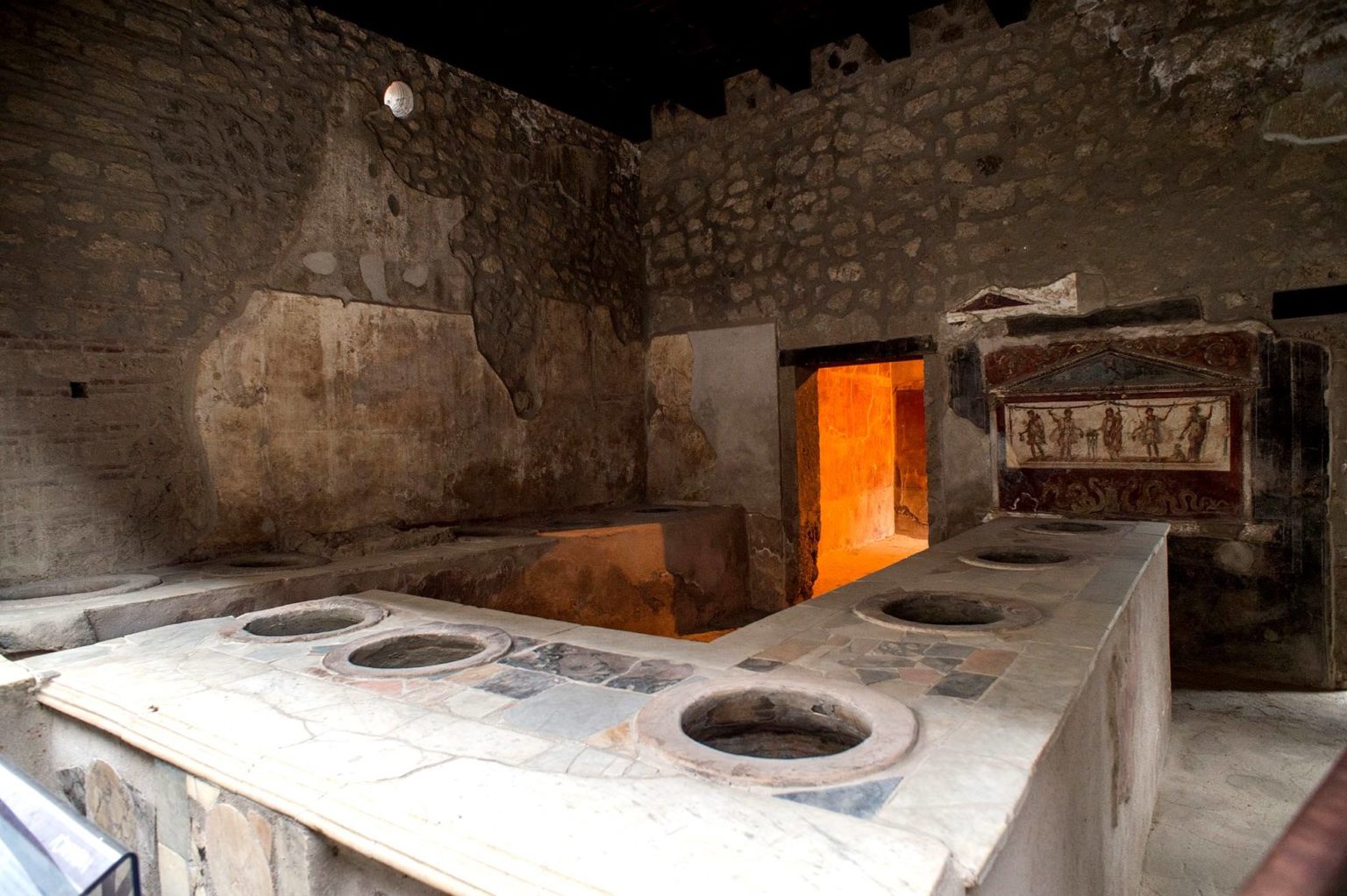 В Італії археологи знайшли прилавок древнього бару, розписаний фресками