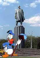 На Полтавщині в пам'ятник Леніну кинули яйцем, наповнене фарбою…