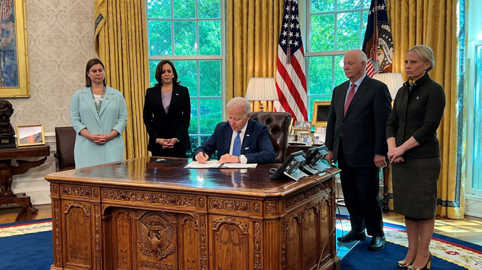 Президент США Байден підписав ленд-ліз для України