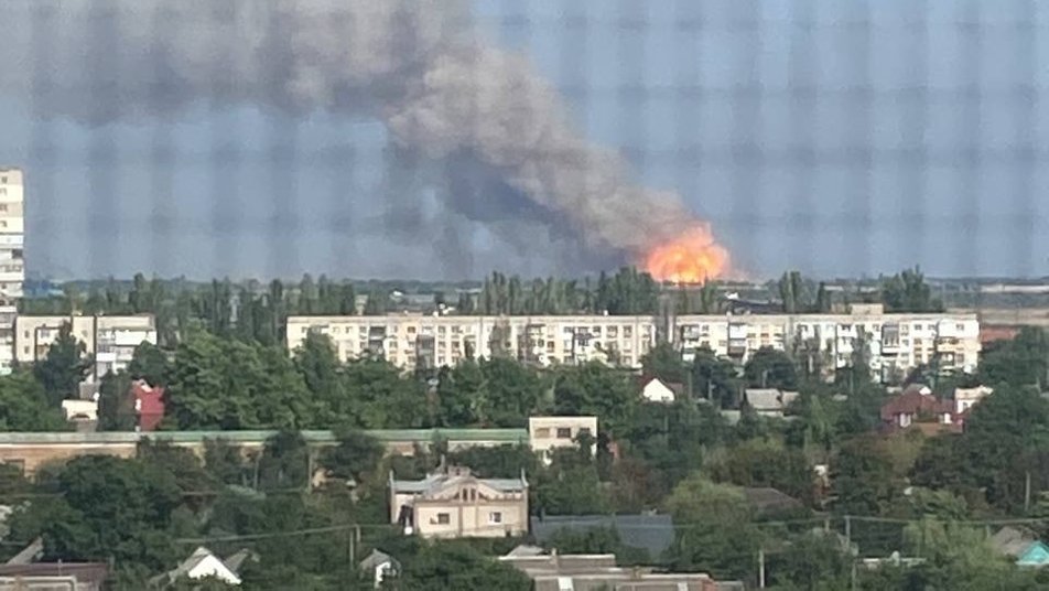 У Херсоні і Чорнобаївці неспокійно: вибухи, пожежа, детонують боєприпаси