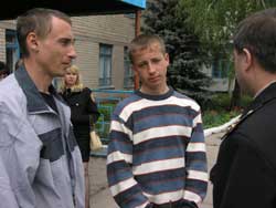 На Дніпропетровщині два сміливих юнака витягнули з палаючого легковика 2-річного хлопчика