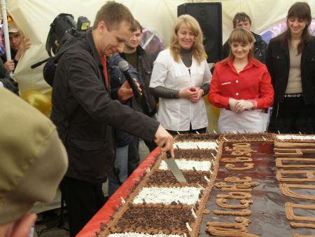 Свято шоколаду у Львові відзначили 200-кілограмовим тортом та шоколадним фонтаном