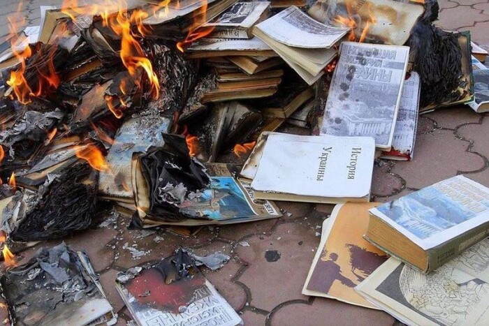 На Луганщині росіяни спалюють українські книжки в котельнях