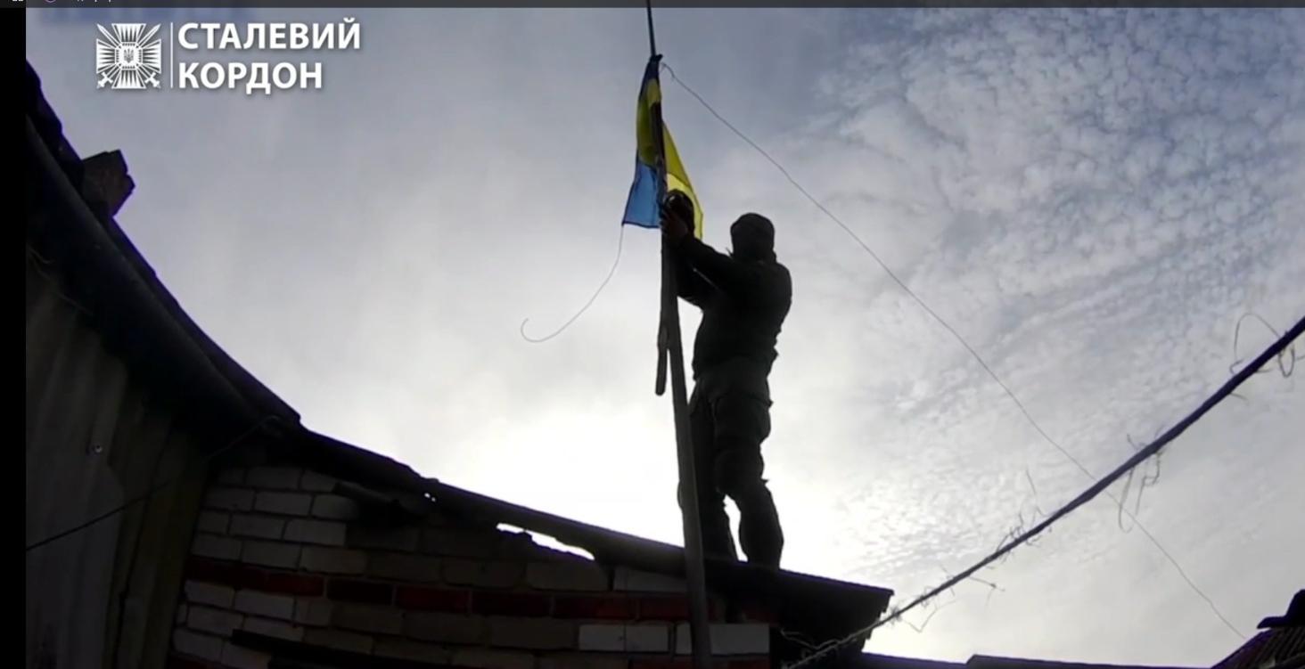 Прикордонники підняли синьо-жовтий прапор в населеному пункті Тополі на Харківщині