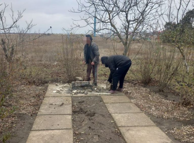 На Херсонщині російські окупанти знищують пам’ятники жертвам Голодомору