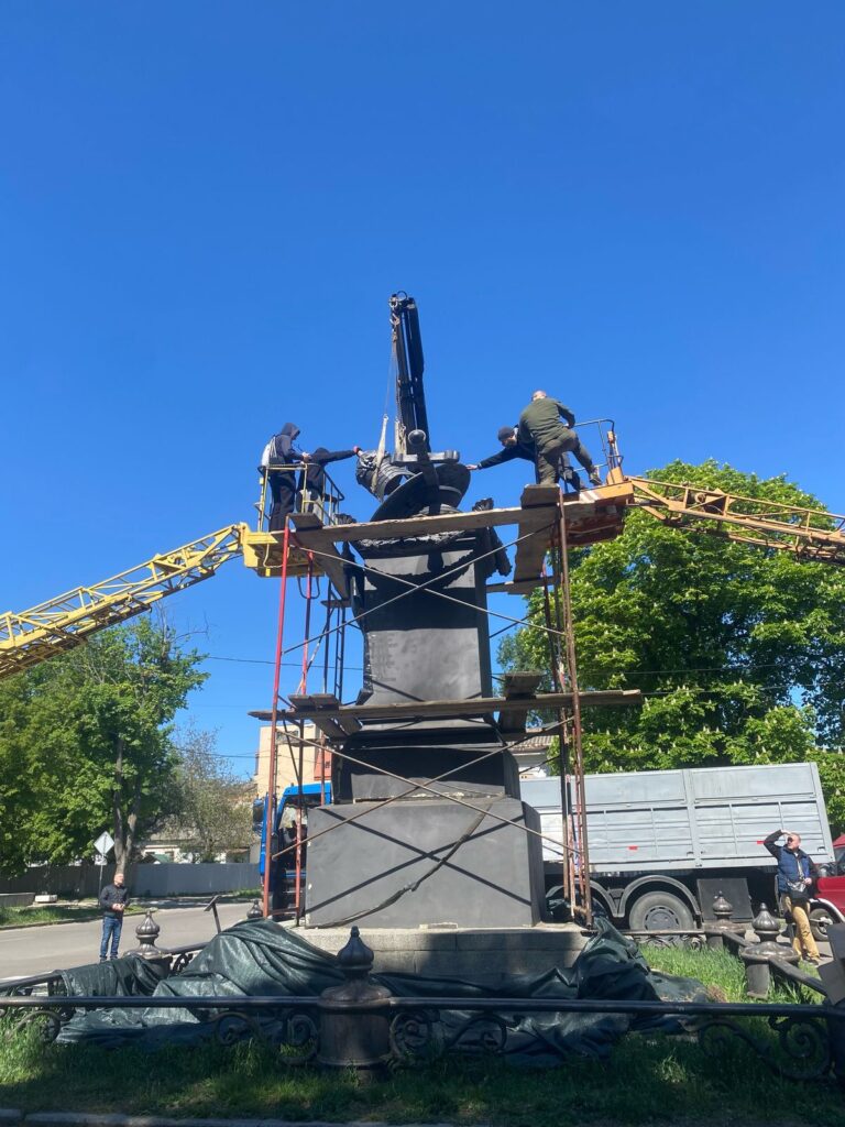У Полтаві демонтували імперський пам’ятник на місці відпочинку Петра І