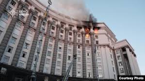 Будівля Кабінету міністрів атакована російською балістичною ракетою Іскандер