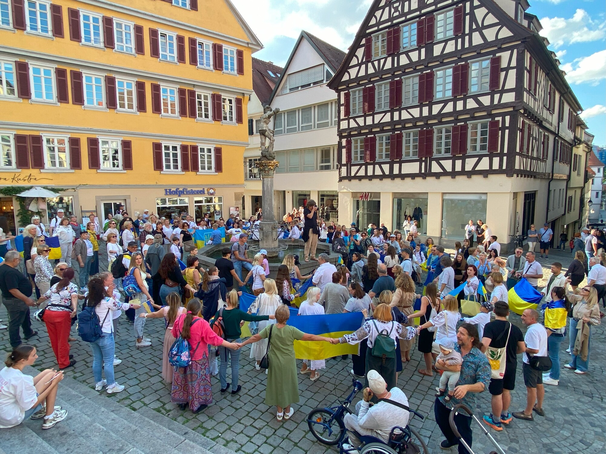 День Незалежності України у Тюбінгені: сотні людей утворили Ланцюг Єдності