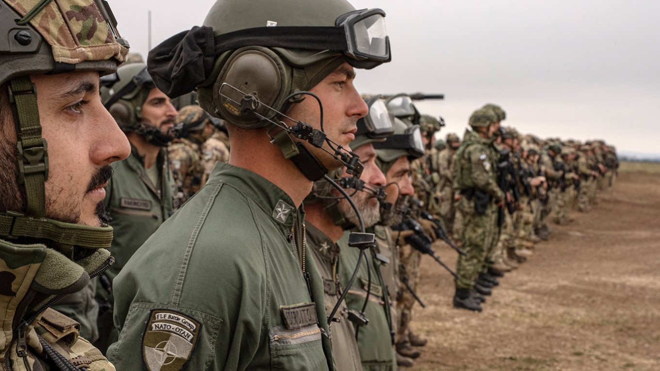 У НАТО приготували план перекидання 800 тисяч військових до кордонів Росії
