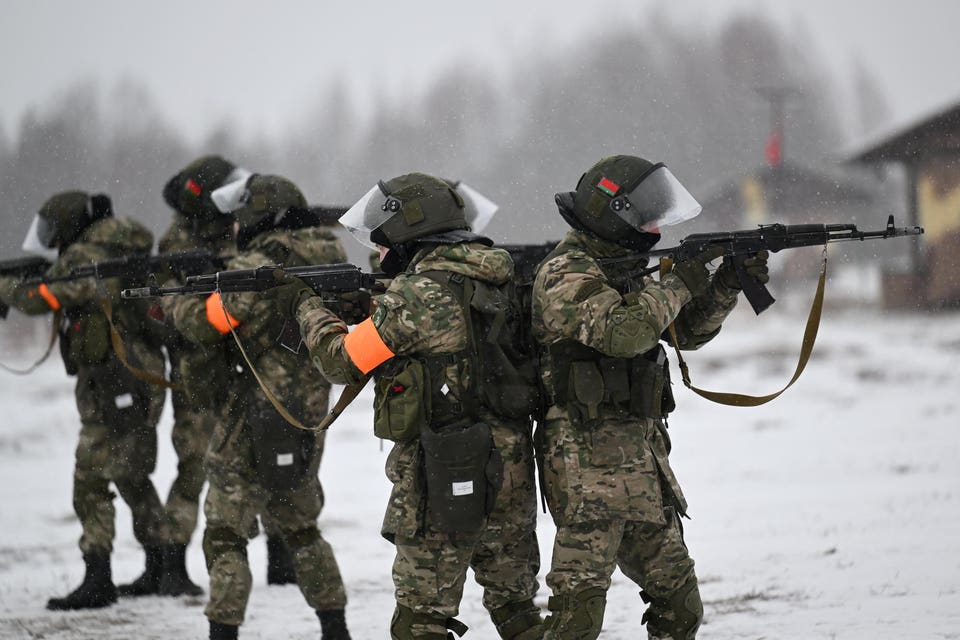 Білорусь мобілізує війська для бойової перевірки