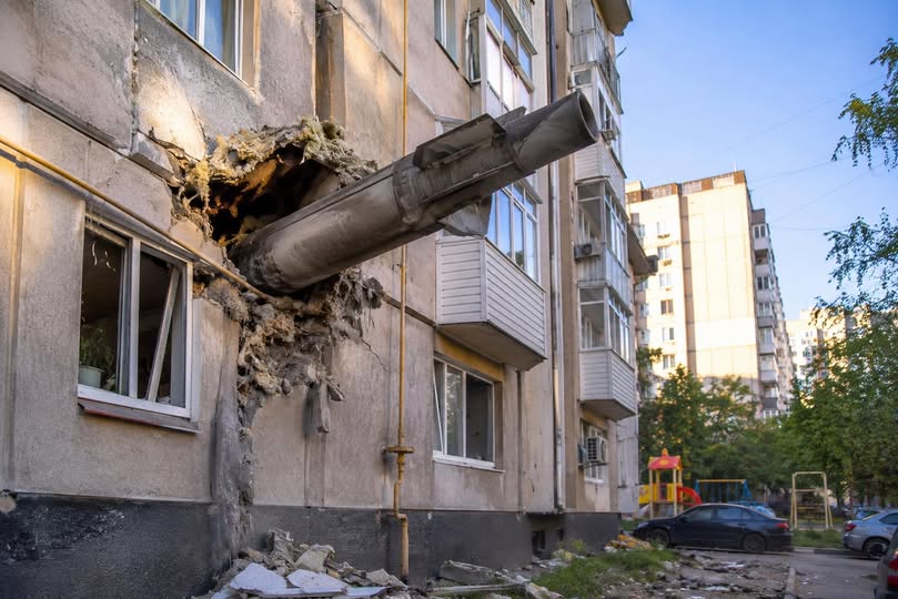 Ракета влетіла у будинок і не вибухнула. Київ врятувало диво