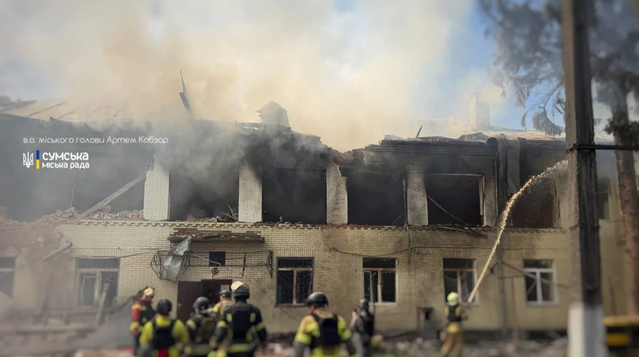 Суми: російські окупанти вдарили дронами по дитячому садочку в центрі міста
