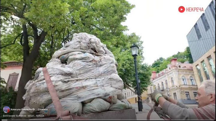 У Києві демонтували пам’ятник російському письменнику Михайлу Булгакову