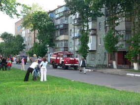 Чернігівщина. З палаючої п’ятиповерхівки евакуйовано 15 мешканців, 5 з яких діти. Фото