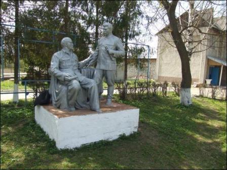 Хмельниччина. Пам’ятник Леніну й Сталіну стоїть у психіатричній лікарні