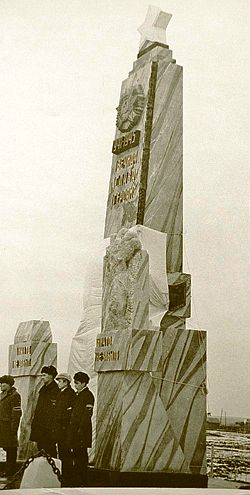 У Росії зносять пам'ятник героям війни і встановлюють монумент… клізмі. Фото