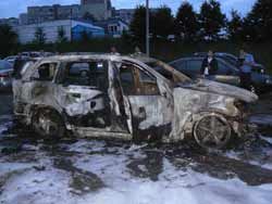 У Хмельницькому на відкритій стоянці згорів автомобіль, ще 8 – пошкоджені. Фото