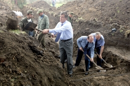 Віктор Ющенко у Вінниці взяв участь в археологічних розкопках. Фото
