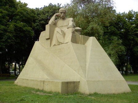 У центрі Полтави руйнується пам’ятник Тарасу Шевченку. Фото